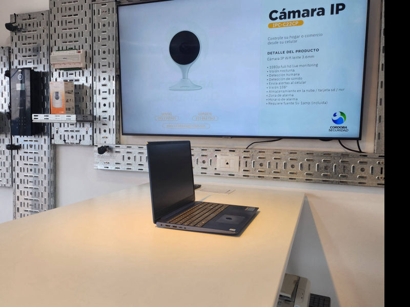 Showroom de Córdoba Seguridad con cámaras IP y equipos en exhibición