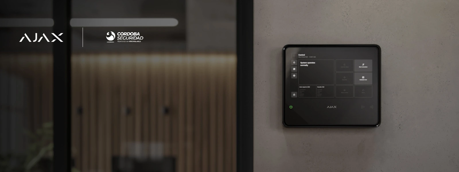 Panel de control táctil Ajax instalado en la pared