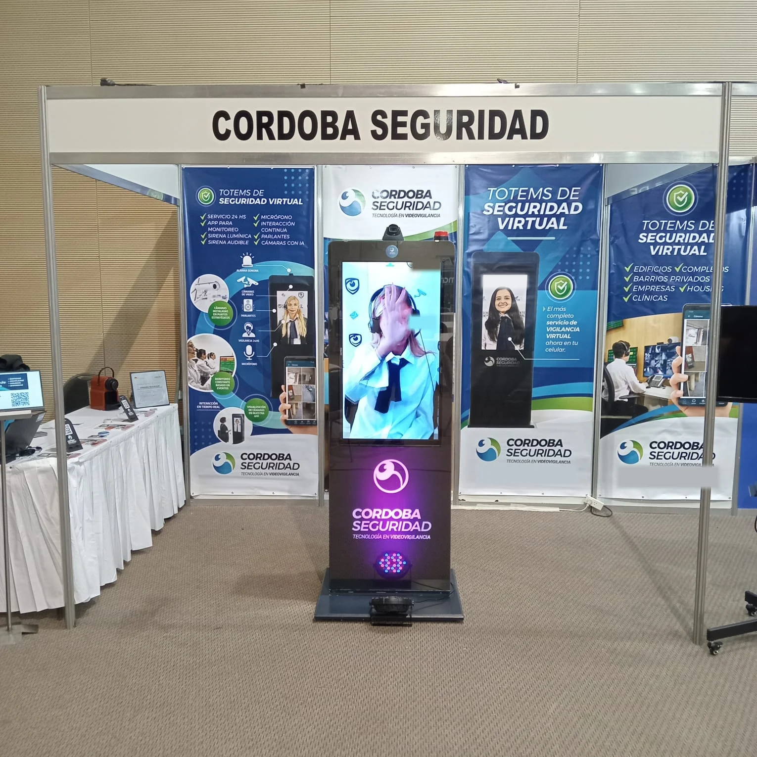 Stand de Córdoba Seguridad con tótems de seguridad virtual en una exposición