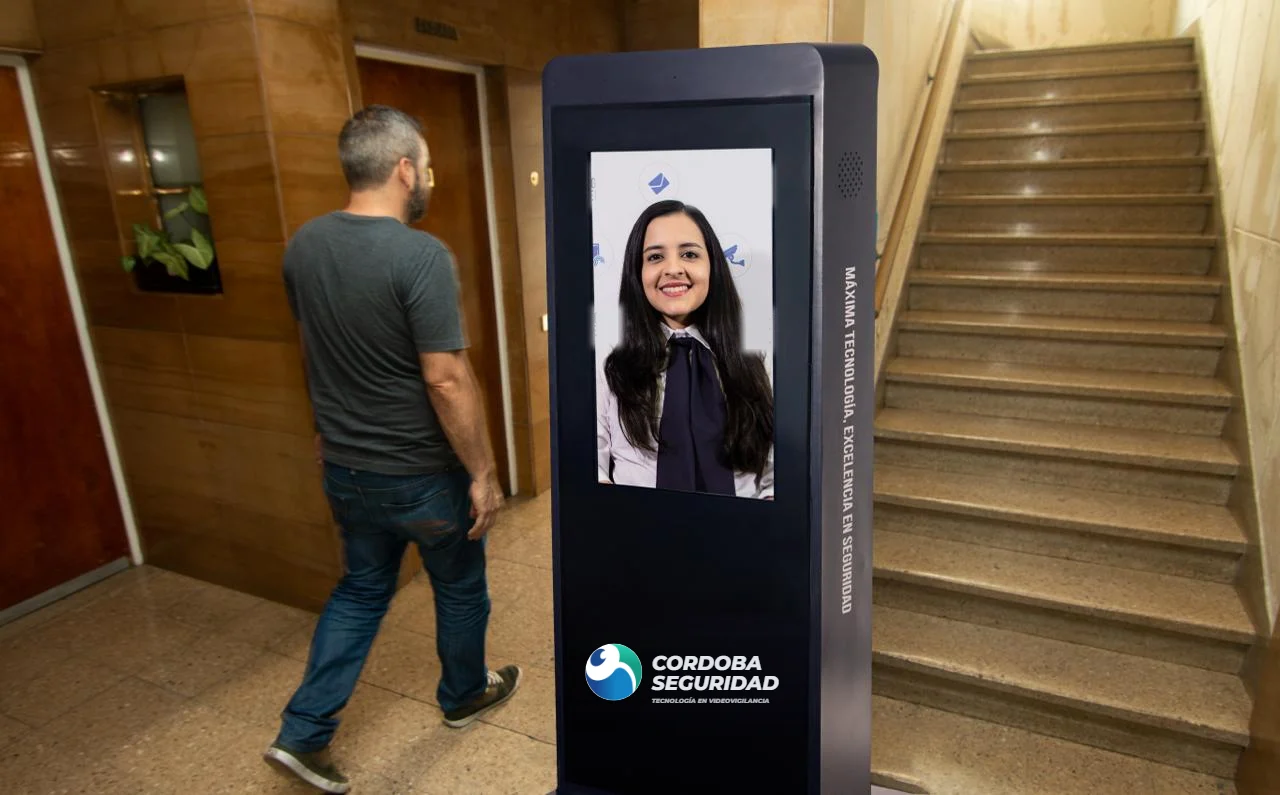 Tótem de seguridad virtual con operadora en el palier de un edificio